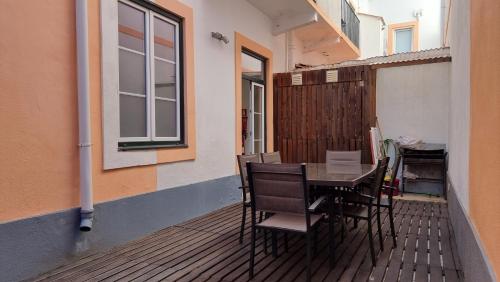 een tafel en stoelen op het balkon van een gebouw bij Oeiras 5 in Oeiras