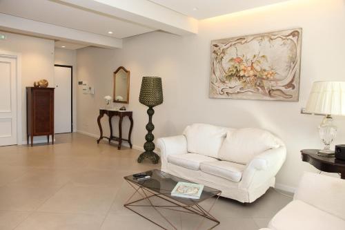 Domus Aurige في مسينة: غرفة معيشة مع كرسي أبيض وطاولة