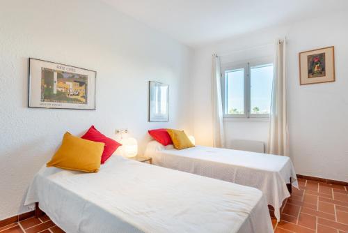 Habitación con 2 camas y ventana en Casa Barca by Mallorca House Rent, en Cala Murada