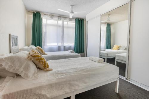 1 Schlafzimmer mit 2 Betten und einem Spiegel in der Unterkunft Cleveland Terrace 1-23A in Townsville