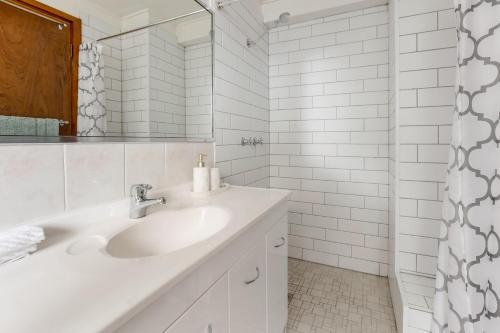 ein weißes Badezimmer mit einem Waschbecken und einem Spiegel in der Unterkunft Cleveland Terrace 1-23A in Townsville