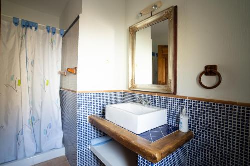 y baño con lavabo y espejo. en Casa Rural Los Arrieros, en La Puerta