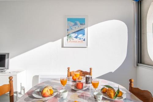 - une table avec des fruits et des boissons dans l'établissement Les marines de haute plage*Lumineux*Parking, à La Grande Motte