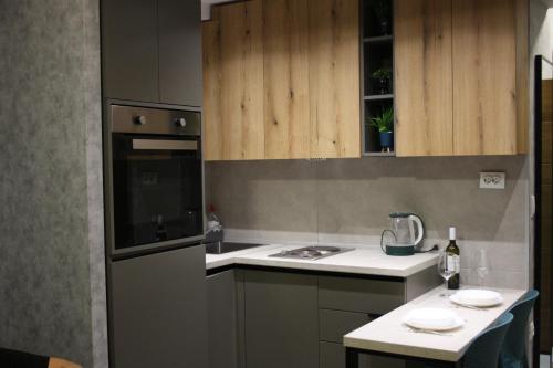 uma cozinha com um lavatório e um fogão forno superior em Luxury Apartment Skopje em Skopje