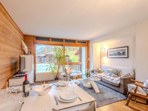 un salon avec un canapé et une table dans l'établissement Appartement cosy à Morzine avec parking et internet - FR-1-754-30, à Morzine