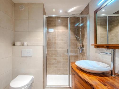 une salle de bain avec une douche, un lavabo et des toilettes dans l'établissement Appartement cosy à Morzine avec parking et internet - FR-1-754-30, à Morzine