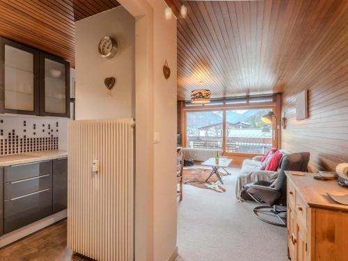 une cuisine et un salon avec un canapé et une table dans l'établissement Appartement 3* à 5 min du centre de Morzine, balcon, 2 chambres, parking, service inclus - FR-1-754-36, à Morzine