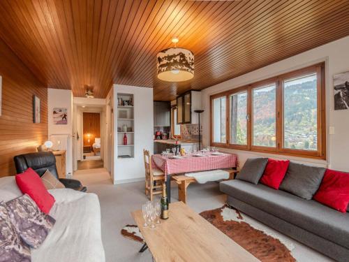 un salon avec un canapé et une table dans l'établissement Appartement 3* à 5 min du centre de Morzine, balcon, 2 chambres, parking, service inclus - FR-1-754-36, à Morzine