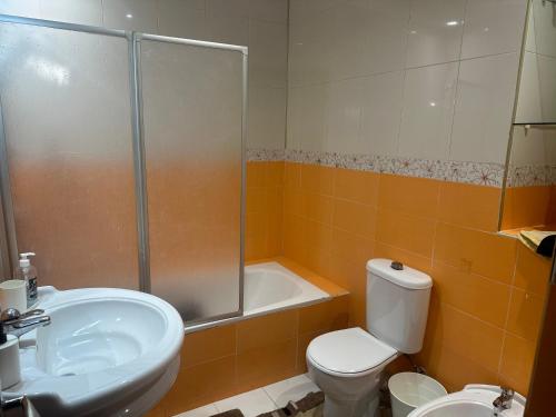 Un baño con inodoro, lavabo y ducha. en Casa lux, en Tetuán