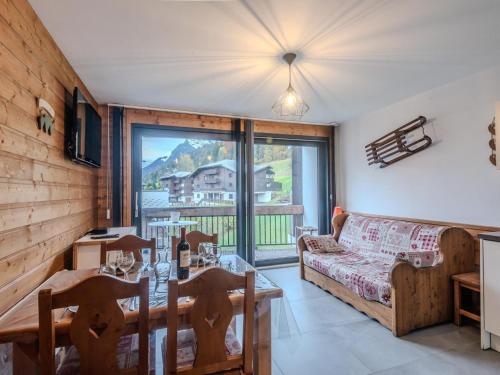 un salon avec un canapé et une table dans l'établissement Studio cabine lumineux 2* à Morzine, proche pistes, balcon Sud-Est, parking privé, 2-4 pers. - FR-1-754-57, à Morzine