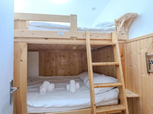 - un lit superposé avec une échelle dans une chambre dans l'établissement Studio cabine lumineux 2* à Morzine, proche pistes, balcon Sud-Est, parking privé, 2-4 pers. - FR-1-754-57, à Morzine