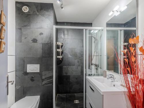 une salle de bain avec une douche, des toilettes et un lavabo dans l'établissement Studio cabine lumineux 2* à Morzine, proche pistes, balcon Sud-Est, parking privé, 2-4 pers. - FR-1-754-57, à Morzine