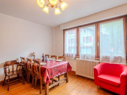 une salle à manger avec une table et une chaise rouge dans l'établissement Appartement T4, 200m des pistes, 6 pers, plein centre, garage et wifi inclus - FR-1-754-60, à Morzine