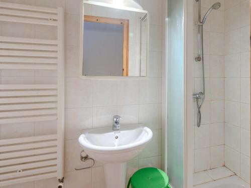 une salle de bain avec un lavabo et une douche dans l'établissement Appartement T4, 200m des pistes, 6 pers, plein centre, garage et wifi inclus - FR-1-754-60, à Morzine