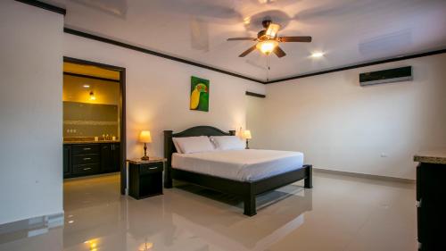 una camera con letto e ventilatore a soffitto di Chachagua Suites & Villas a Fortuna