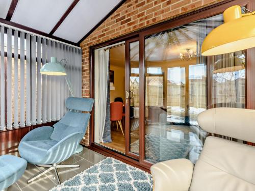 un soggiorno con tavolo e sedia blu di 2 bed in Sutton-on-Sea 80703 a Sutton on Sea