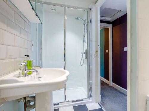 uma casa de banho com um lavatório e um chuveiro em 2 Bed in Bath 81298 em Wingfield
