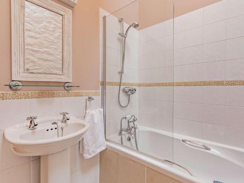 bagno bianco con lavandino e doccia di 2 Bed in Bude WVTTB ad Ashwater