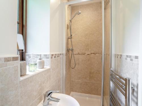 uma casa de banho com um chuveiro e um lavatório. em 2 Bed in Abergavenny BN187 em Clydach