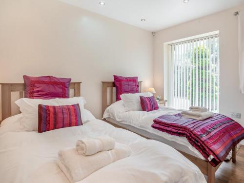 dwa łóżka z ręcznikami na nich w pokoju w obiekcie 2 Bed in Abergavenny BN187 w mieście Clydach