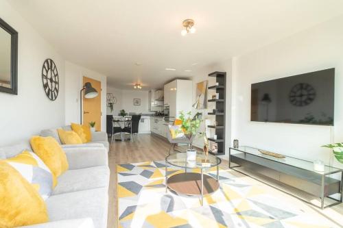een woonkamer met een witte bank en een tafel bij Luxury Riverview City Centre Apartment 2 in Glasgow