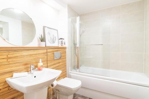 een badkamer met een wastafel, een toilet en een douche bij Luxury Riverview City Centre Apartment 2 in Glasgow