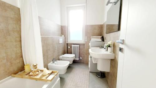 y baño con aseo y lavamanos. en Appartamento vicino al centro Adigeo e fiera, en Verona