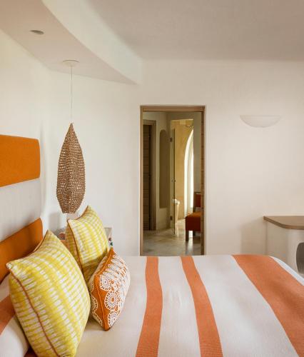 Postel nebo postele na pokoji v ubytování Romazzino, A Belmond Hotel, Costa Smeralda