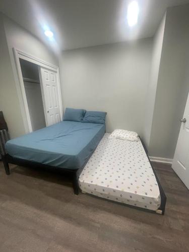 BloomfieldにあるSUITE DREAMs BLOOMFIELD 34の小さなベッドルーム(ベッド1台、ドア付)