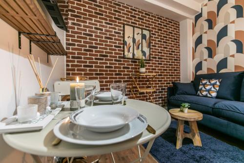un salon avec une table et un canapé dans l'établissement MBA Splendide Appart Saint-Michel Paris Centre, à Paris