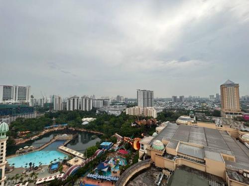 een uitzicht over een stad met een waterpark bij New-SunwayLagoonFamilySuite-highest floor-2-4pax-Netflix-Balcony-SuperFastInternet in Petaling Jaya