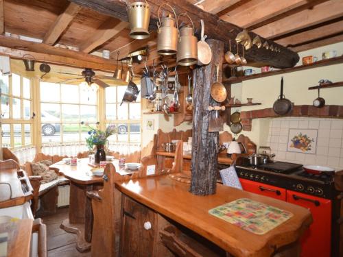 Corfe Mullen的住宿－4 Bed in Corfe Mullen THOLD，厨房配有木制橱柜和炉灶烤箱。