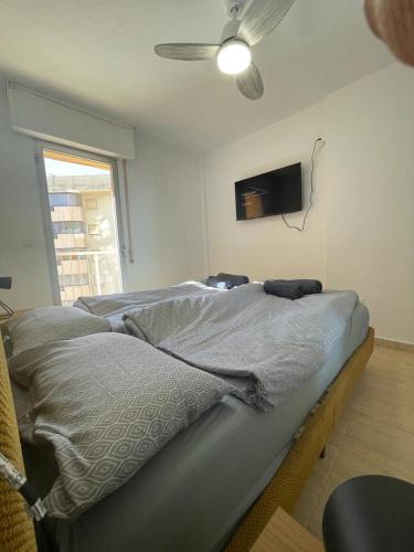 a bedroom with a bed and a tv on the wall at Horizonte Azul in Calpe