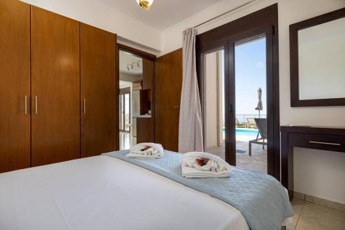 um quarto com uma cama com toalhas em Apartment Lia with private eco pool - Amazing view em Chania Town