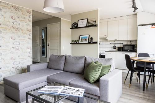 ein Wohnzimmer mit einem Sofa und einem Tisch in der Unterkunft Hamina Bastion Apartments in Hamina