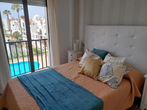 1 dormitorio con 1 cama y vistas a la piscina en Chic Home Tropical beach Motril with garage en Motril
