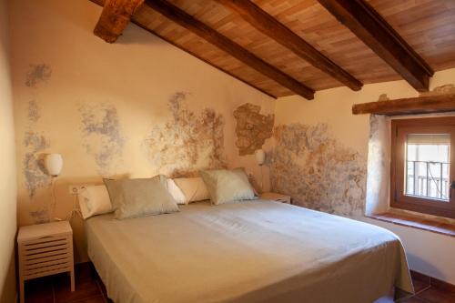 sypialnia z dużym łóżkiem w pokoju w obiekcie Ca La Remei i Can Benet w mieście Els Hostalets d'en Bas