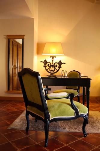 a desk with a chair and a lamp in a room at La Villa Mazarin in Aigues-Mortes