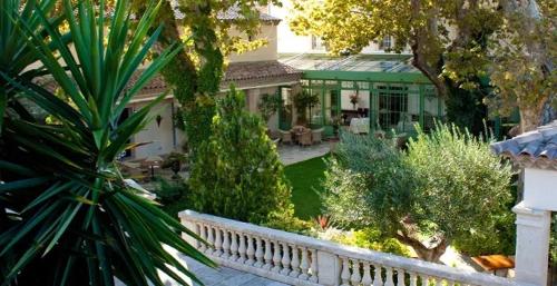 - une vue aérienne sur une maison dotée d'une clôture blanche dans l'établissement La Villa Mazarin, à Aigues-Mortes