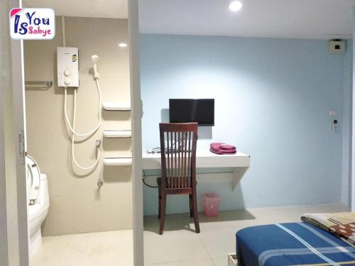 a bathroom with a desk and a chair in a room at IsYou Sabye ห้องพักรายวัน รามคำแหง in Ban Zong Katiam