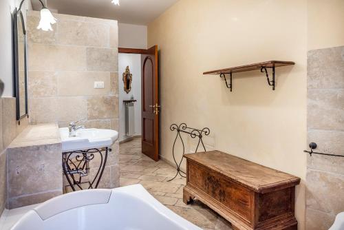uma casa de banho com um lavatório, um WC e uma banheira em SE030 - Senigallia, elegante appartamento nel centro storico em Senigallia