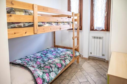 um quarto com um beliche com uma colcha de flores em SE030 - Senigallia, elegante appartamento nel centro storico em Senigallia