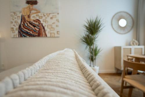 Chic 94m2 apartment with a king-size bedにあるベッド