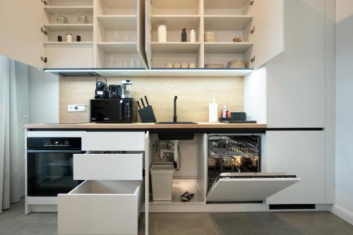 Chic 94m2 apartment with a king-size bedにあるキッチンまたは簡易キッチン