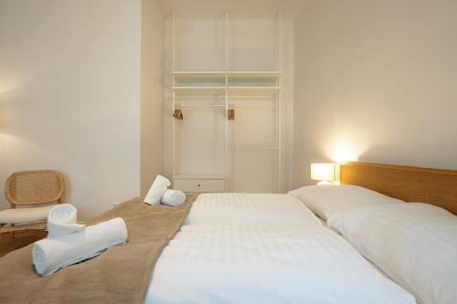 Chic 94m2 apartment with a king-size bedにあるベッド
