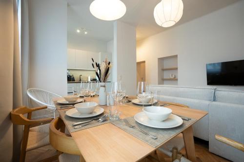 Chic 94m2 apartment with a king-size bedにあるテレビまたはエンターテインメントセンター