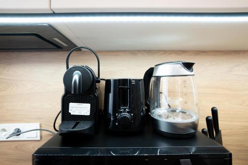 Chic 94m2 apartment with a king-size bedにあるコーヒーまたはお茶
