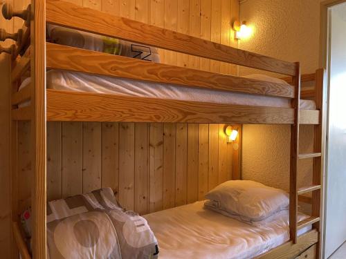Zimmer mit Etagenbett und 2 Etagenbetten. in der Unterkunft Charmant Studio 4 Pers avec Balcons, Parking et Accès Direct aux Pistes – Montgenèvre - FR-1-330D-47 in Montgenèvre