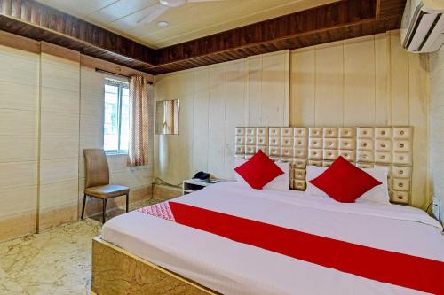 sypialnia z dużym łóżkiem z czerwonymi poduszkami w obiekcie Hotel Royal Inn w mieście Kolkata