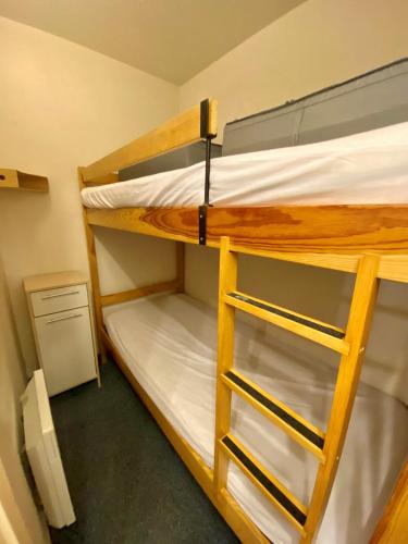 une chambre avec deux lits superposés dans l'établissement Centre station - LA FOUX D'ALLOS - Charmant T2, à La Foux